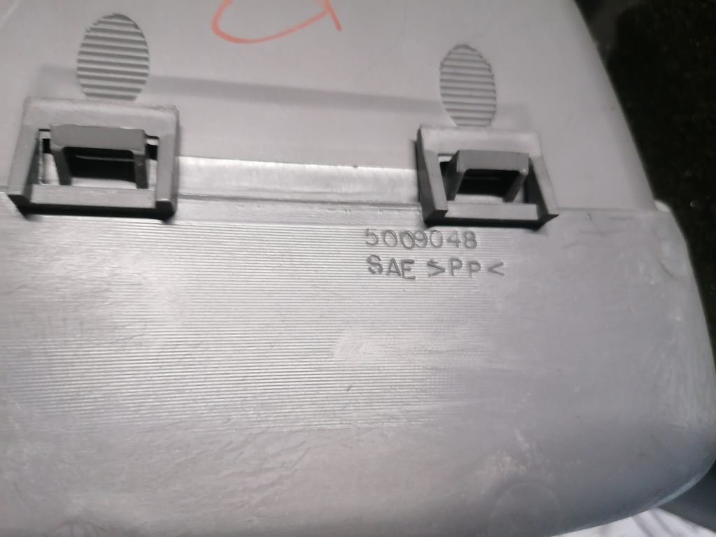 Mantu glabāšanas nodalījums centrā priekš CHRYSLER GRAND VOYAGER 2004 3 Mantu glabāšanas nodalījums centrā priekš CHRYSLER GRAND VOYAGER 2004