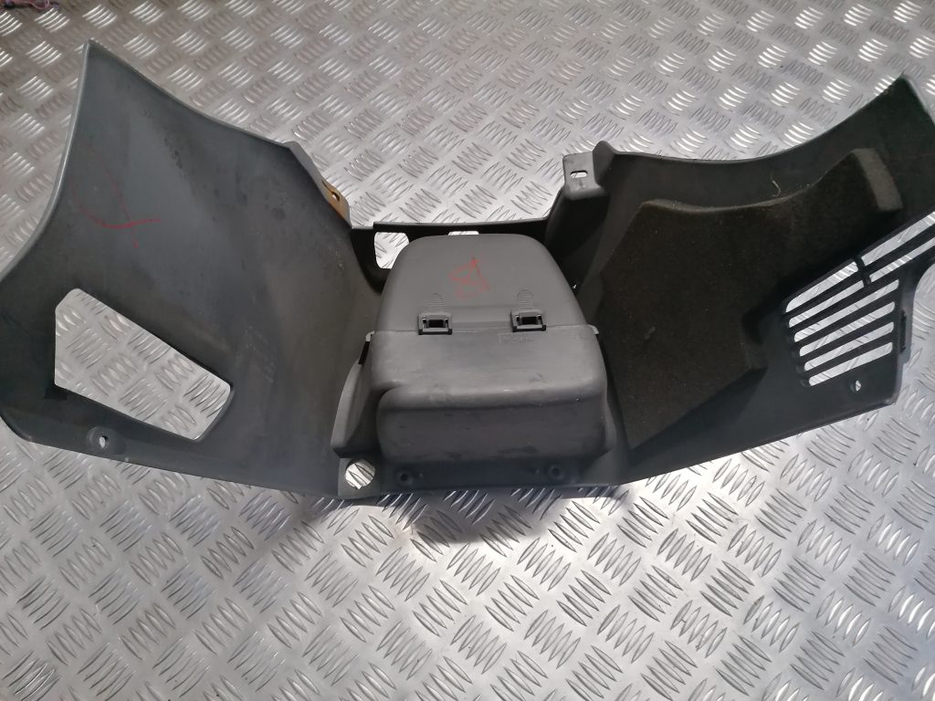 Mantu glabāšanas nodalījums centrā priekš CHRYSLER GRAND VOYAGER 2004 2 Mantu glabāšanas nodalījums centrā priekš CHRYSLER GRAND VOYAGER 2004