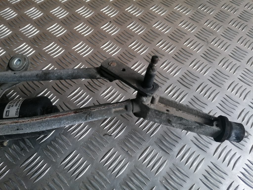 Vējstikla tīrīšanas mehānisms priekš VOLVO V70 2004 4 Vējstikla tīrīšanas mehānisms priekš VOLVO V70 2004