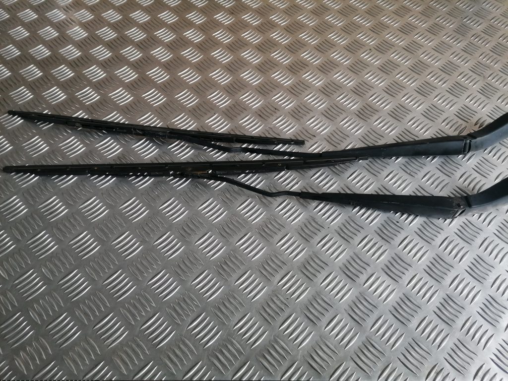 Vējstikla slotiņa priekš VOLVO V70 2004 1 Vējstikla slotiņa priekš VOLVO V70 2004