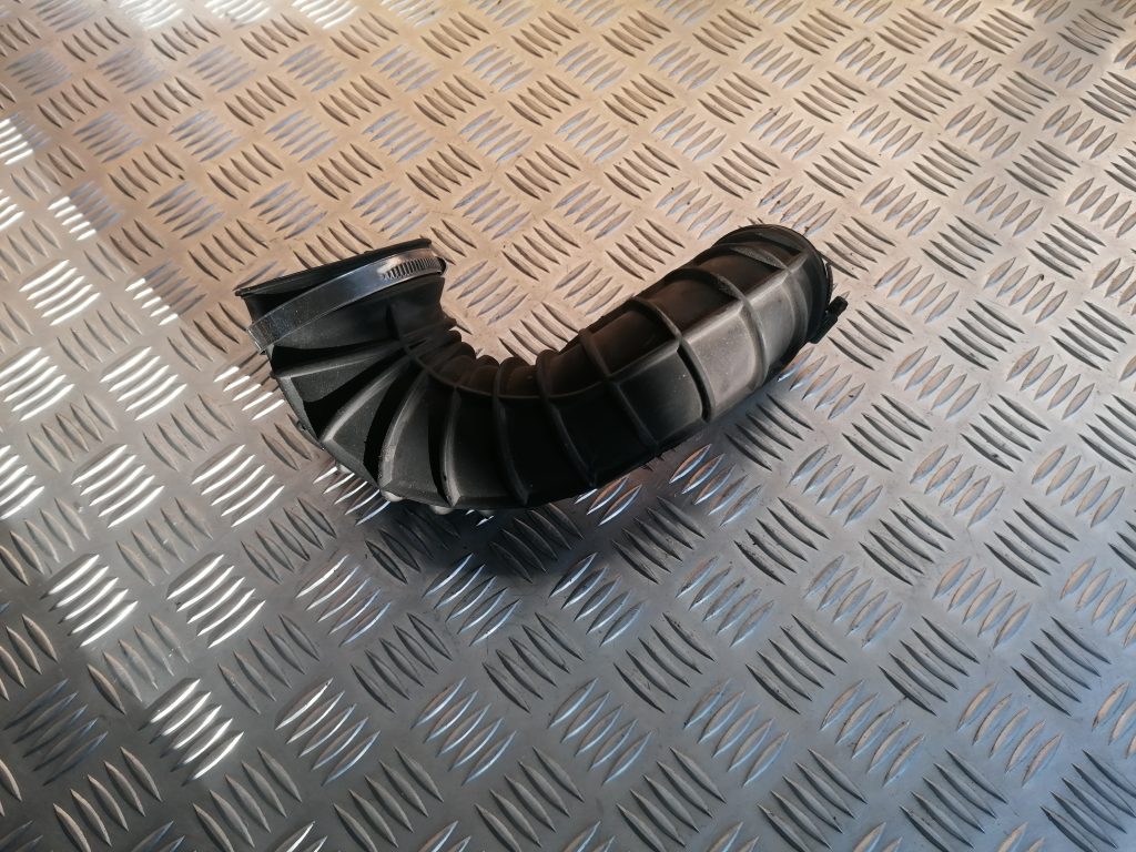 Gaisa filtra korpusa caurule priekš VOLVO V70 2004 1 Gaisa filtra korpusa caurule priekš VOLVO V70 2004