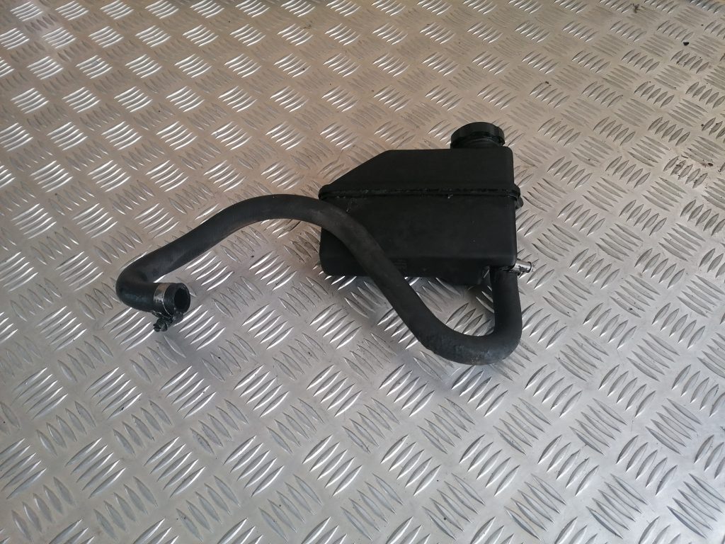 Stūres pastiprinātāja tvertne priekš VOLVO V70 2004 1 Stūres pastiprinātāja tvertne priekš VOLVO V70 2004