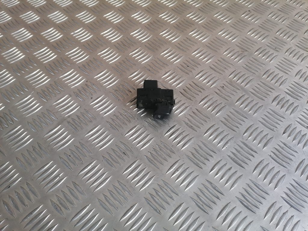 Stikla pacelšanas poga priekš VOLVO V70 2004 1 Stikla pacelšanas poga priekš VOLVO V70 2004