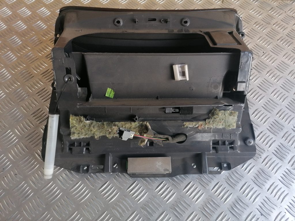 Mantu glabāšanas nodalījums pasažiera pusē priekš VOLVO V70 2004 2 Mantu glabāšanas nodalījums pasažiera pusē priekš VOLVO V70 2004