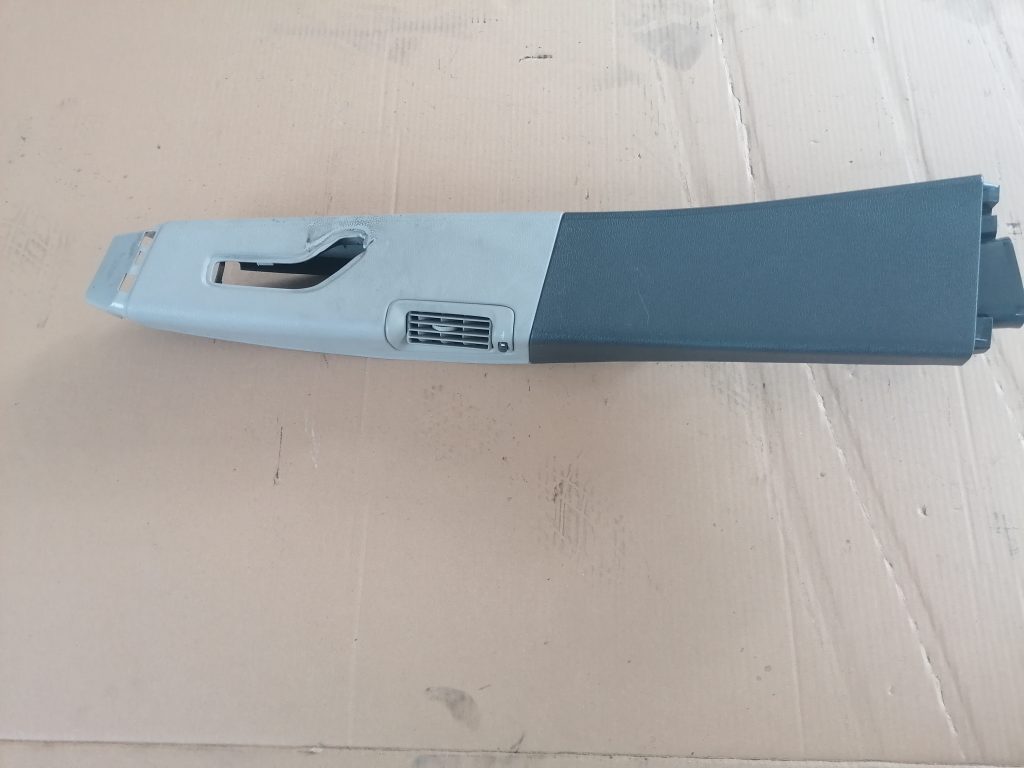 Vidējas salona statnes apdare priekš VOLVO V70 2004 1 Vidējas salona statnes apdare priekš VOLVO V70 2004