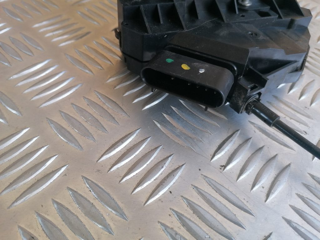 Priekšējo kreiso durvju slēdzene priekš FORD C-MAX 2011 4 Priekšējo kreiso durvju slēdzene priekš FORD C-MAX 2011