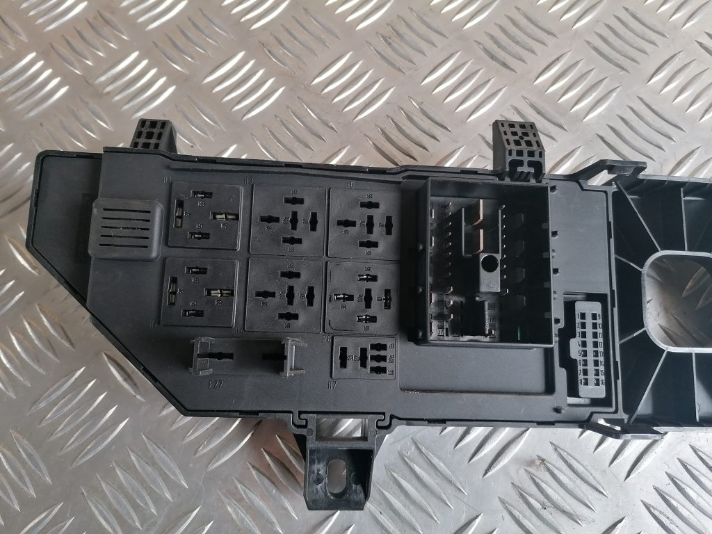 Drošinātāju relejas kaste priekš SAAB 9-3 2002 5 Drošinātāju relejas kaste priekš SAAB 9-3 2002