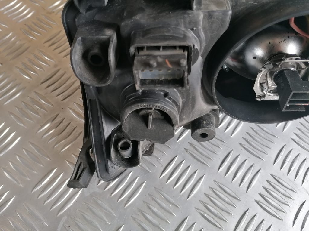 Priekšējais labais lukturis priekš SAAB 9-3 2002 6 Priekšējais labais lukturis priekš SAAB 9-3 2002