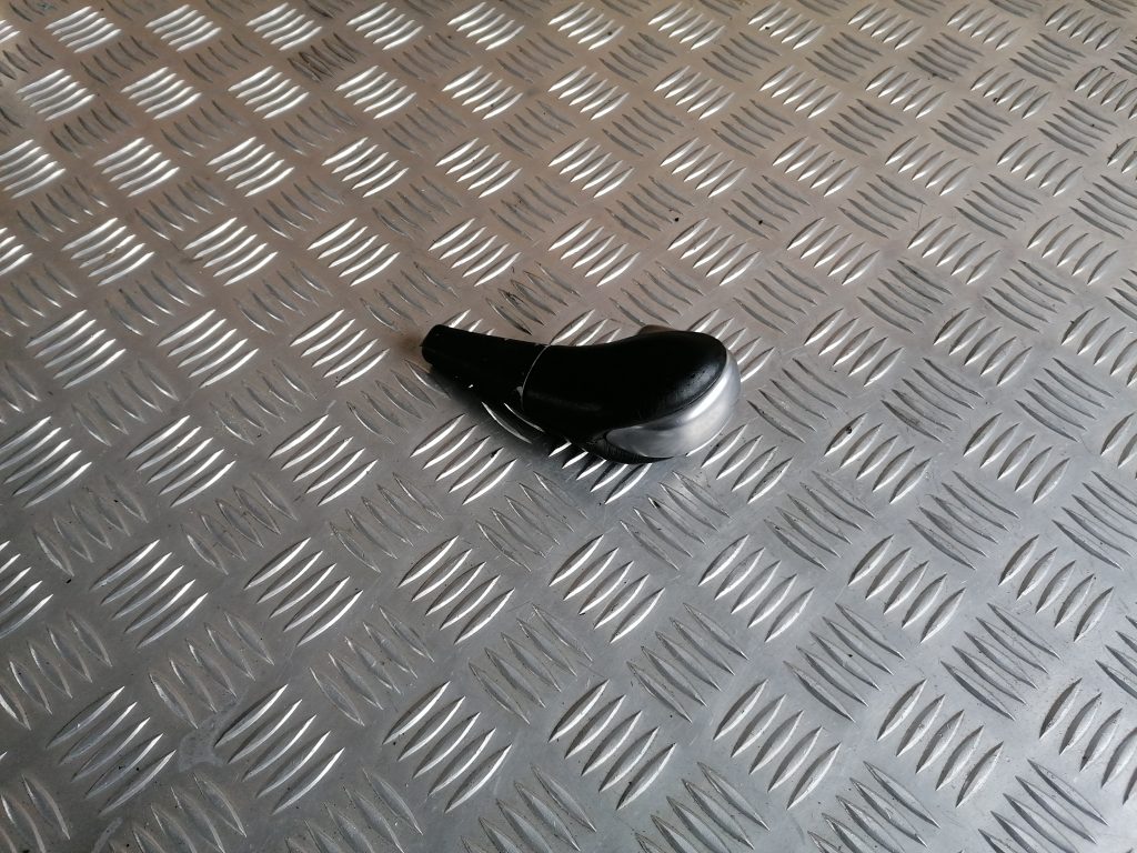 Pārnesumu pārslēgšanas kloķa uzgalis priekš SAAB 9-3 2002 1 Pārnesumu pārslēgšanas kloķa uzgalis priekš SAAB 9-3 2002