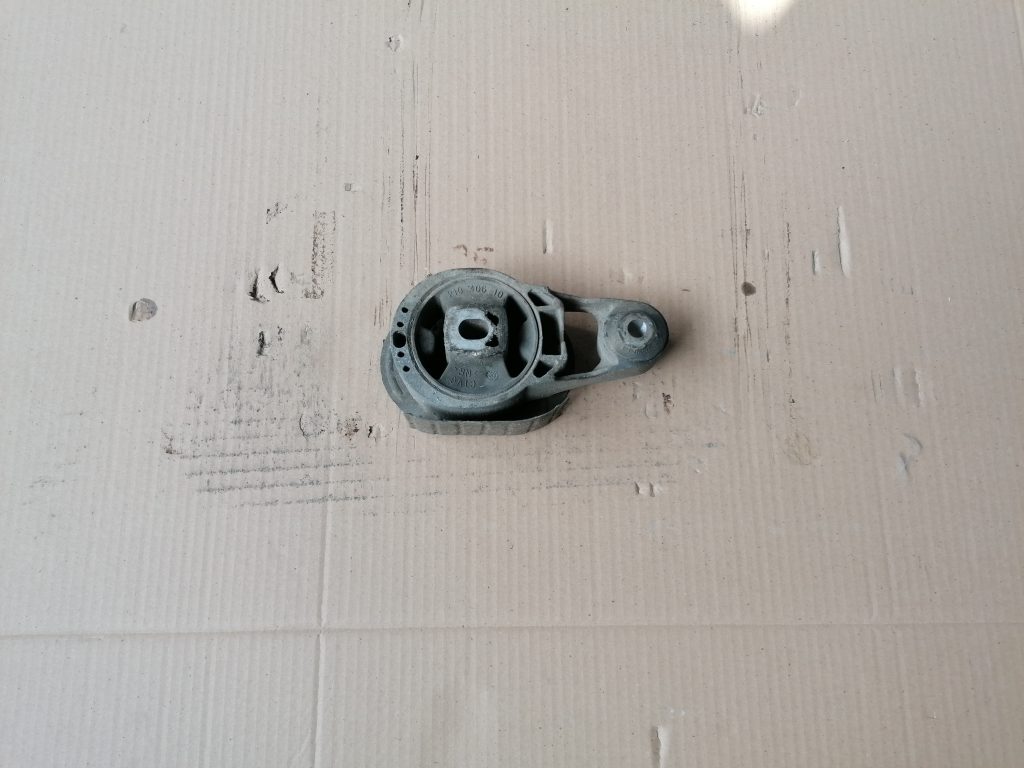 Dzinēja spilvens priekš SAAB 9-3 2002 1 Dzinēja spilvens priekš SAAB 9-3 2002