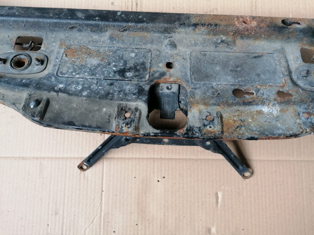 Priekšējā radiatora rāmja augšēja daļa priekš SAAB 9-3 2002 2 Priekšējā radiatora rāmja augšēja daļa priekš SAAB 9-3 2002