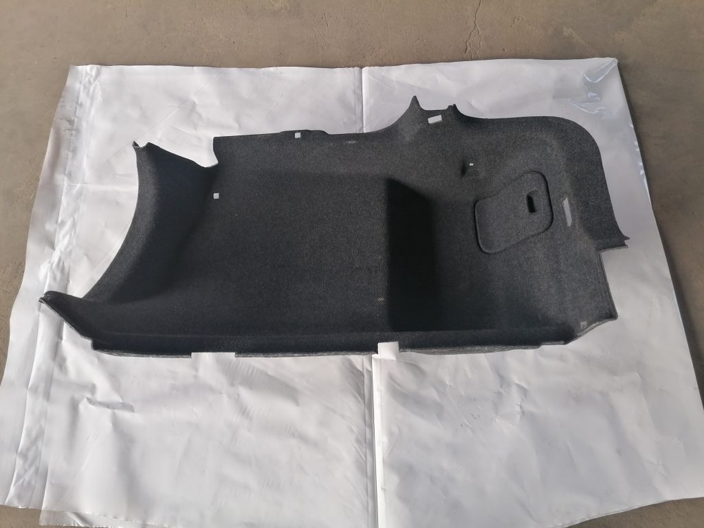 Bagāžnieka nodalījuma sānu apdare priekš VOLVO S80 2007 GREY 1 Bagāžnieka nodalījuma sānu apdare priekš VOLVO S80 2007 GREY