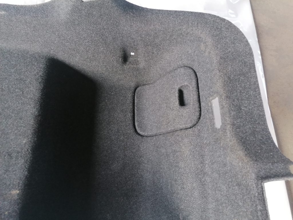 Bagāžnieka nodalījuma sānu apdare priekš VOLVO S80 2007 GREY 2 Bagāžnieka nodalījuma sānu apdare priekš VOLVO S80 2007 GREY