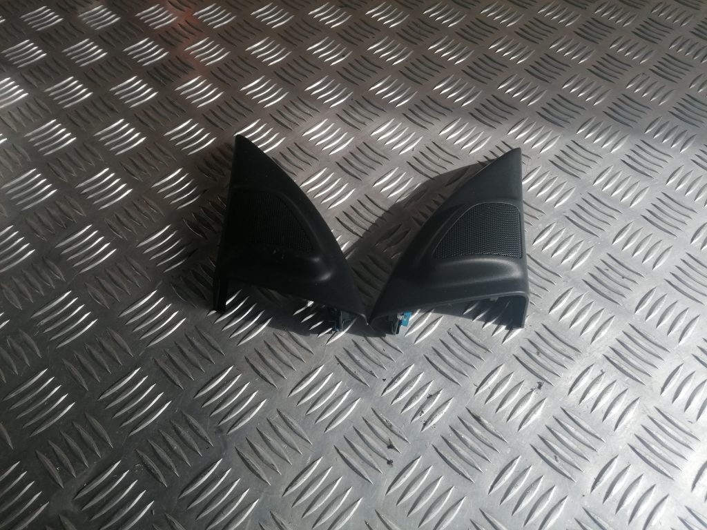 Durvju spoguļa apdares uzlika salonā (ar skaļruni) priekš VOLVO S80 2007 GREY 1 Durvju spoguļa apdares uzlika salonā (ar skaļruni) priekš VOLVO S80 2007 GREY