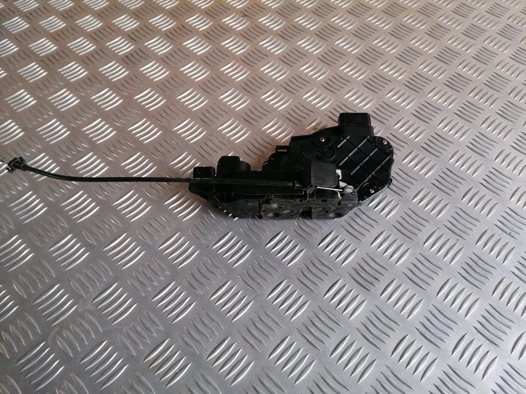 Priekšējo labo durvju slēdzene priekš VOLVO C30 2008 TURQUOISE 1 Priekšējo labo durvju slēdzene priekš VOLVO C30 2008 TURQUOISE