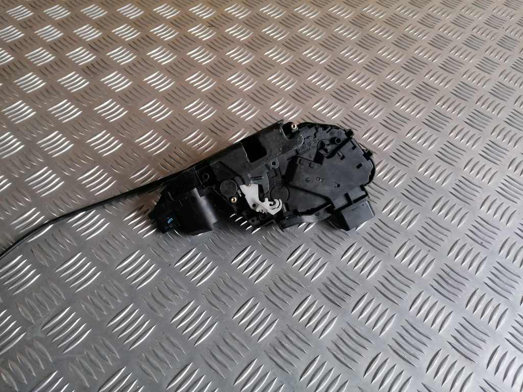 Priekšējo labo durvju slēdzene priekš VOLVO C30 2008 TURQUOISE 2 Priekšējo labo durvju slēdzene priekš VOLVO C30 2008 TURQUOISE