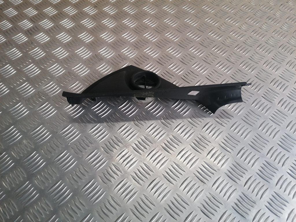 Mērinstrumentu paneļa sānu apdare priekš VOLVO C30 2008 TURQUOISE 1 Mērinstrumentu paneļa sānu apdare priekš VOLVO C30 2008 TURQUOISE