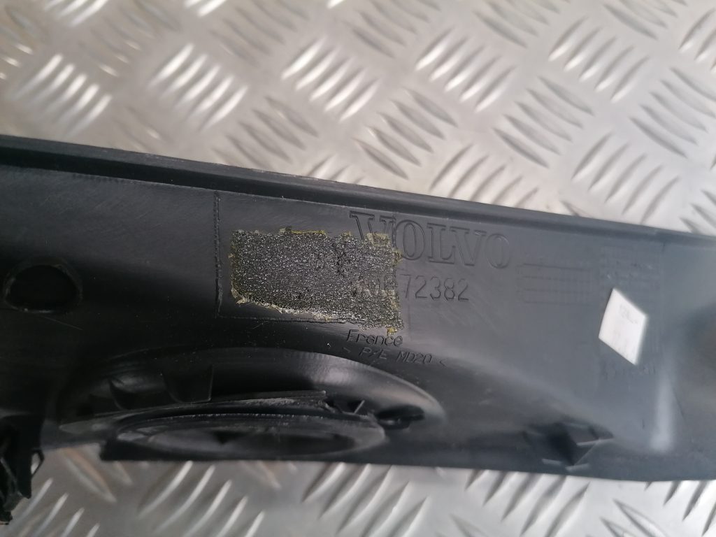 Mērinstrumentu paneļa sānu apdare priekš VOLVO C30 2008 TURQUOISE 2 Mērinstrumentu paneļa sānu apdare priekš VOLVO C30 2008 TURQUOISE