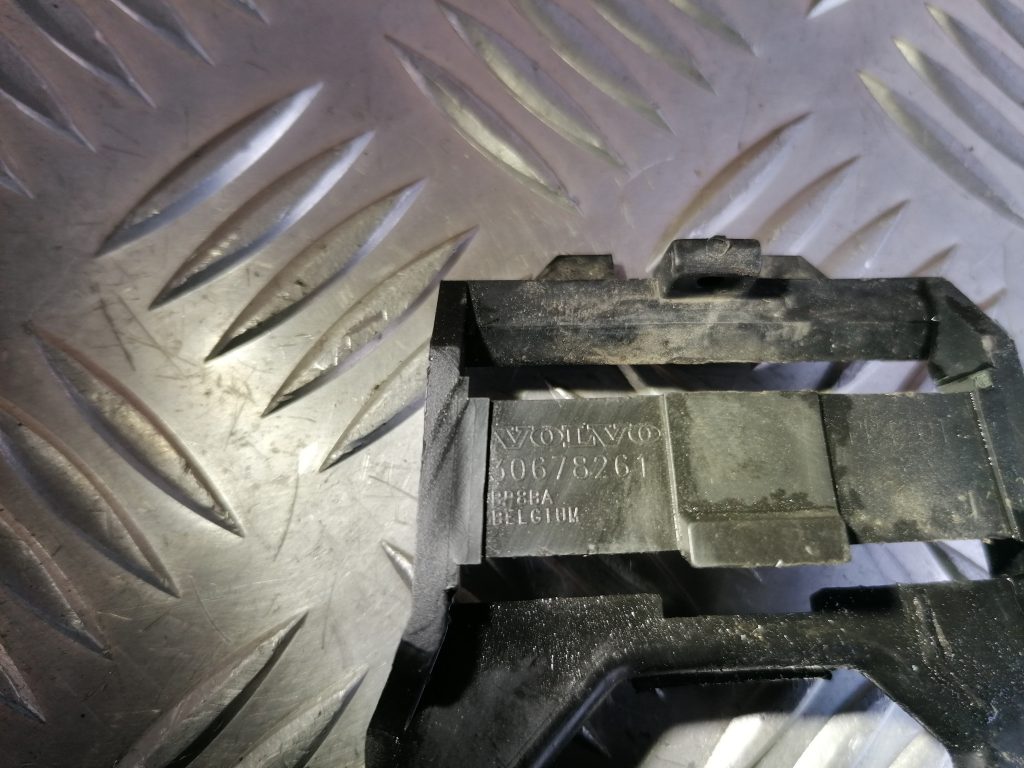 Priekšēja luktura kronšteins priekš VOLVO C30 2008 TURQUOISE 2 Priekšēja luktura kronšteins priekš VOLVO C30 2008 TURQUOISE