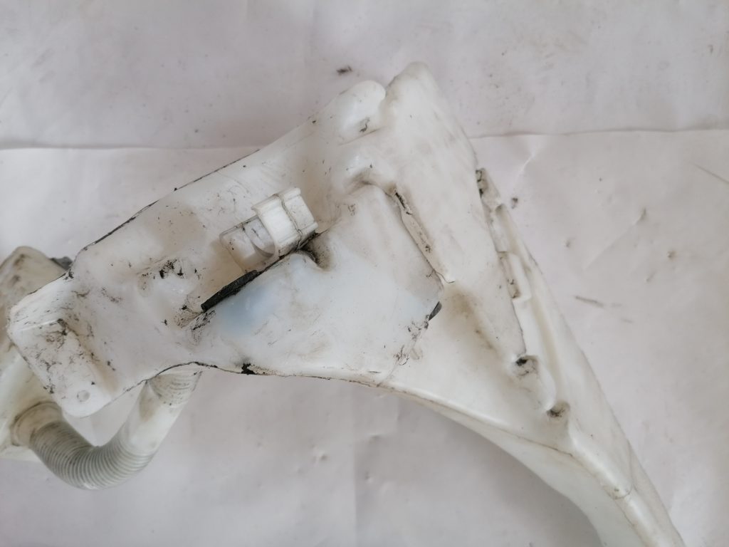 Mazgātāja šķidruma tvertne priekš VOLVO C30 2008 TURQUOISE 4 Mazgātāja šķidruma tvertne priekš VOLVO C30 2008 TURQUOISE