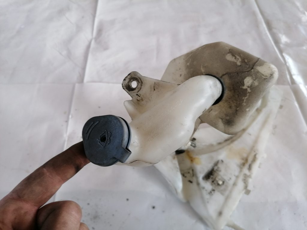 Mazgātāja šķidruma tvertne priekš VOLVO C30 2008 TURQUOISE 1 Mazgātāja šķidruma tvertne priekš VOLVO C30 2008 TURQUOISE