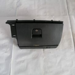 Mantu glabāšanas nodalījums pasažiera pusē priekš VOLVO C30 2008 TURQUOISE