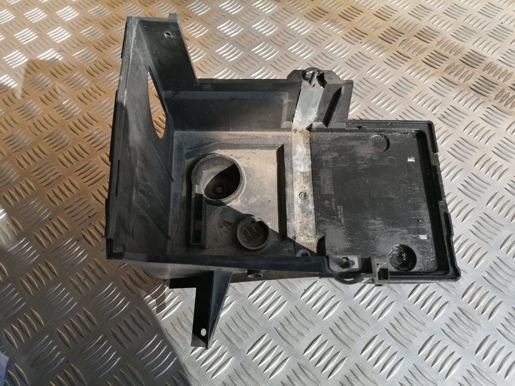 Akumulatora pamatnes kronšteins priekš VOLVO C30 2008 TURQUOISE 1 Akumulatora pamatnes kronšteins priekš VOLVO C30 2008 TURQUOISE