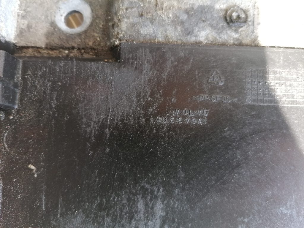 Akumulatora pamatnes kronšteins priekš VOLVO C30 2008 TURQUOISE 2 Akumulatora pamatnes kronšteins priekš VOLVO C30 2008 TURQUOISE