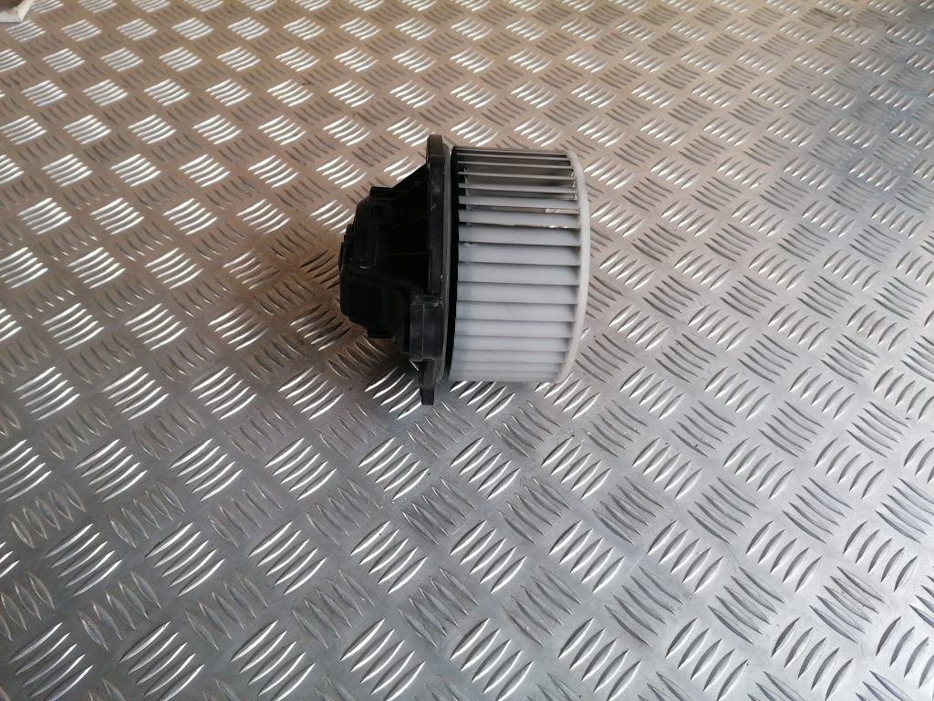 Salona ventilators priekš HYUNDAI I30 2012 2 Salona ventilators priekš HYUNDAI I30 2012