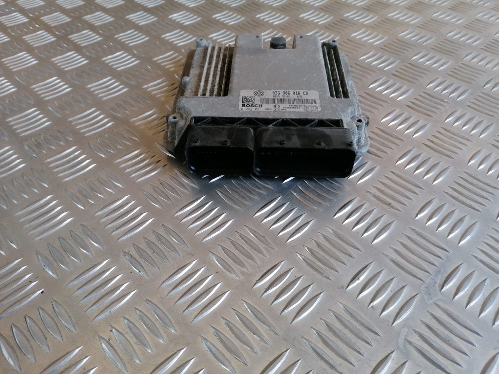 Dzinēja vadības bloks priekš VW GOLF 5 2006 3 Dzinēja vadības bloks priekš VW GOLF 5 2006