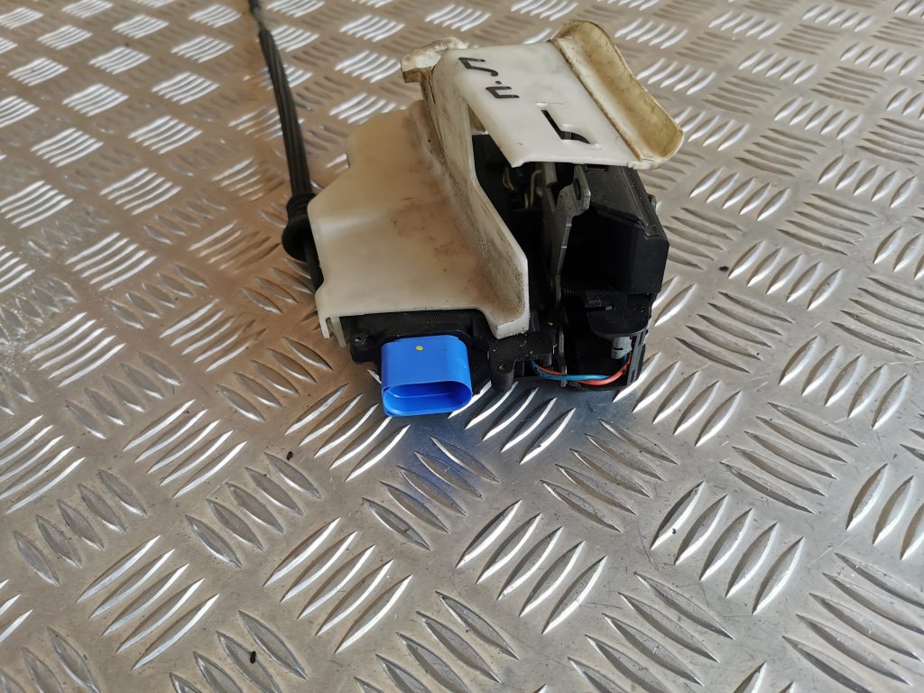 Priekšējo kreiso durvju slēdzene priekš VW PHAETON 2005 2 Priekšējo kreiso durvju slēdzene priekš VW PHAETON 2005