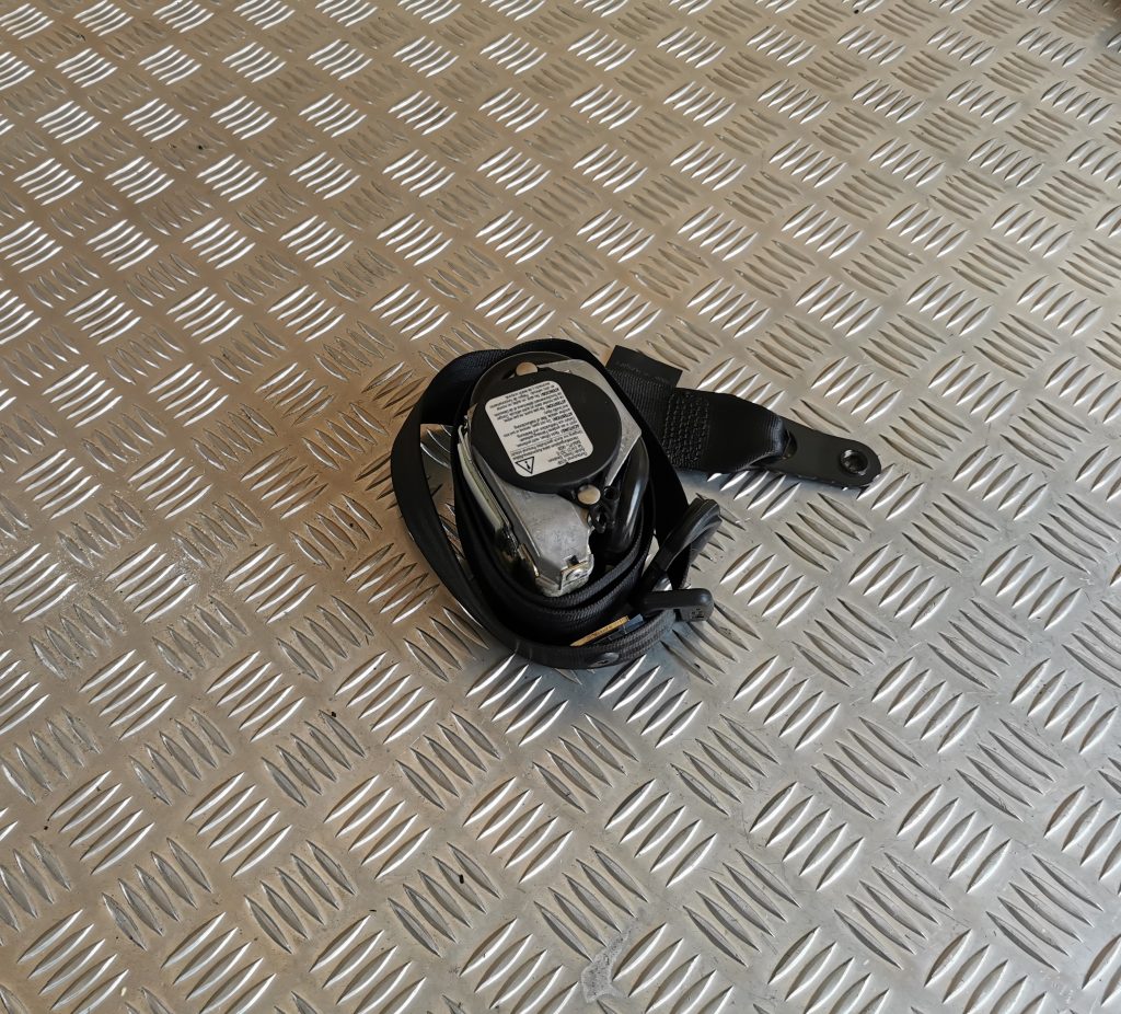 Priekšējā labā drošības josta priekš VW PHAETON 2005 1 Priekšējā labā drošības josta priekš VW PHAETON 2005