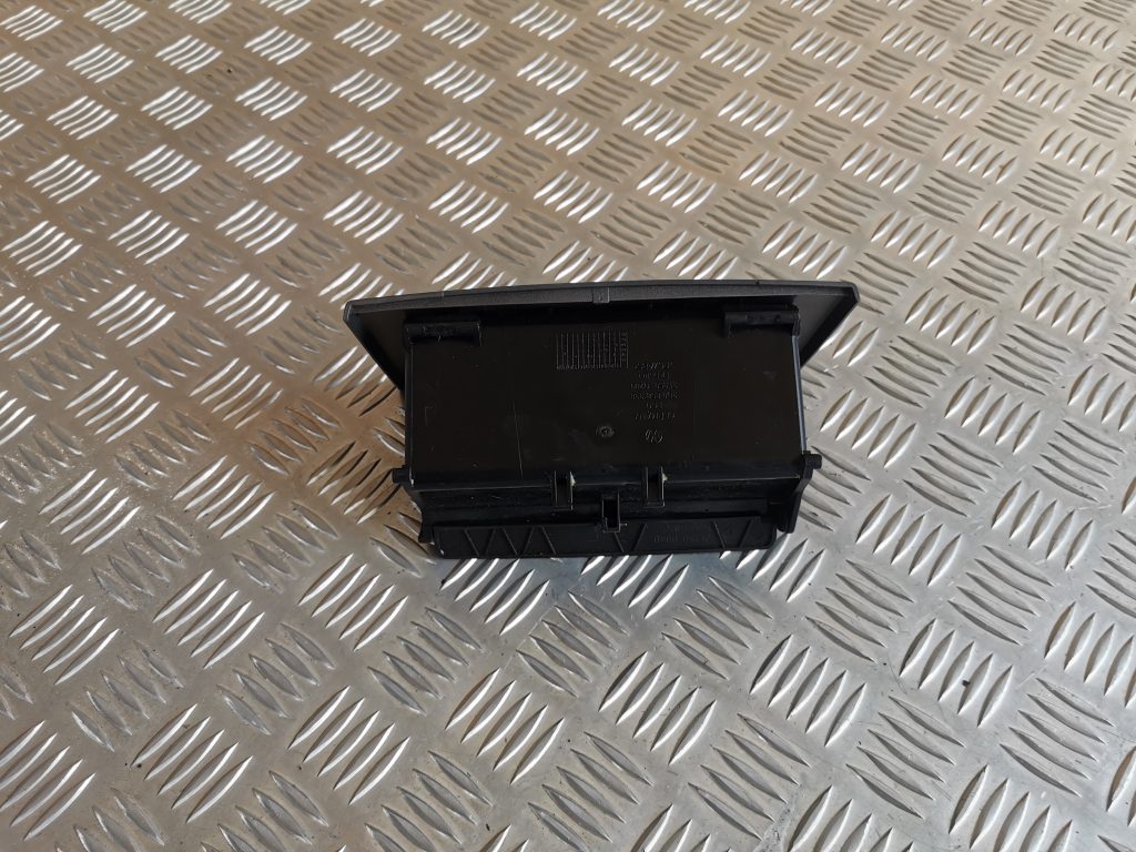 Centrālās konsoles nodalījums priekš VW PHAETON 2005 2 Centrālās konsoles nodalījums priekš VW PHAETON 2005