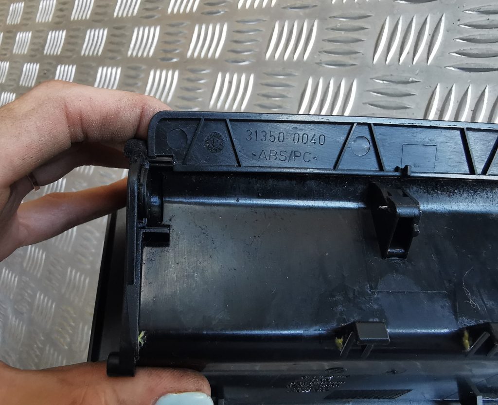 Centrālās konsoles nodalījums priekš VW PHAETON 2005 3 Centrālās konsoles nodalījums priekš VW PHAETON 2005