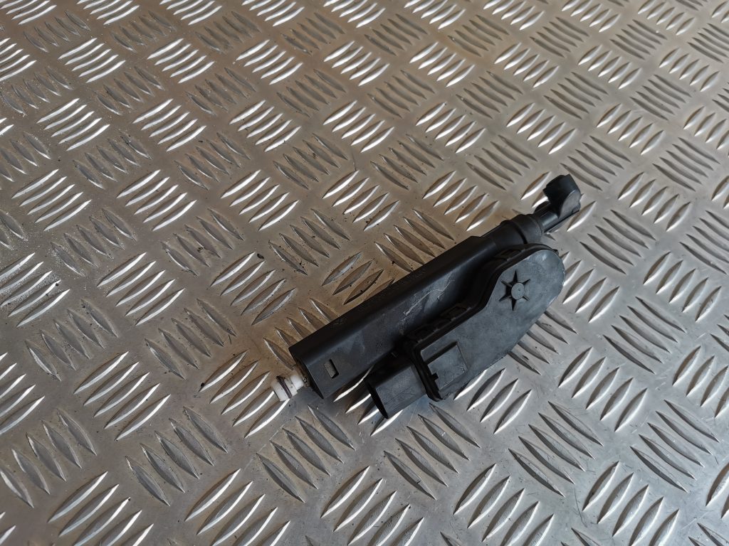 Lukturu mazgātāja sprausla priekš VW PHAETON 2005 2 Lukturu mazgātāja sprausla priekš VW PHAETON 2005