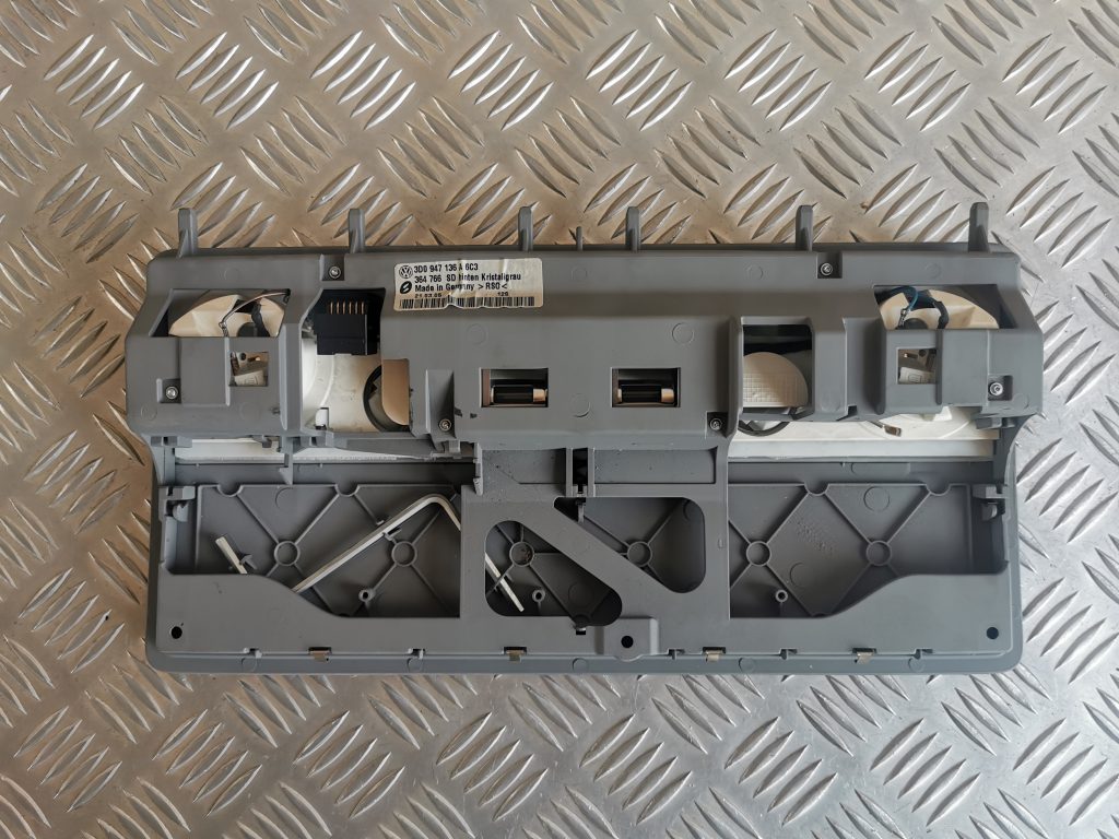 Aizmugurējo sēdvietu apgaismojums priekš VW PHAETON 2005 3 Aizmugurējo sēdvietu apgaismojums priekš VW PHAETON 2005