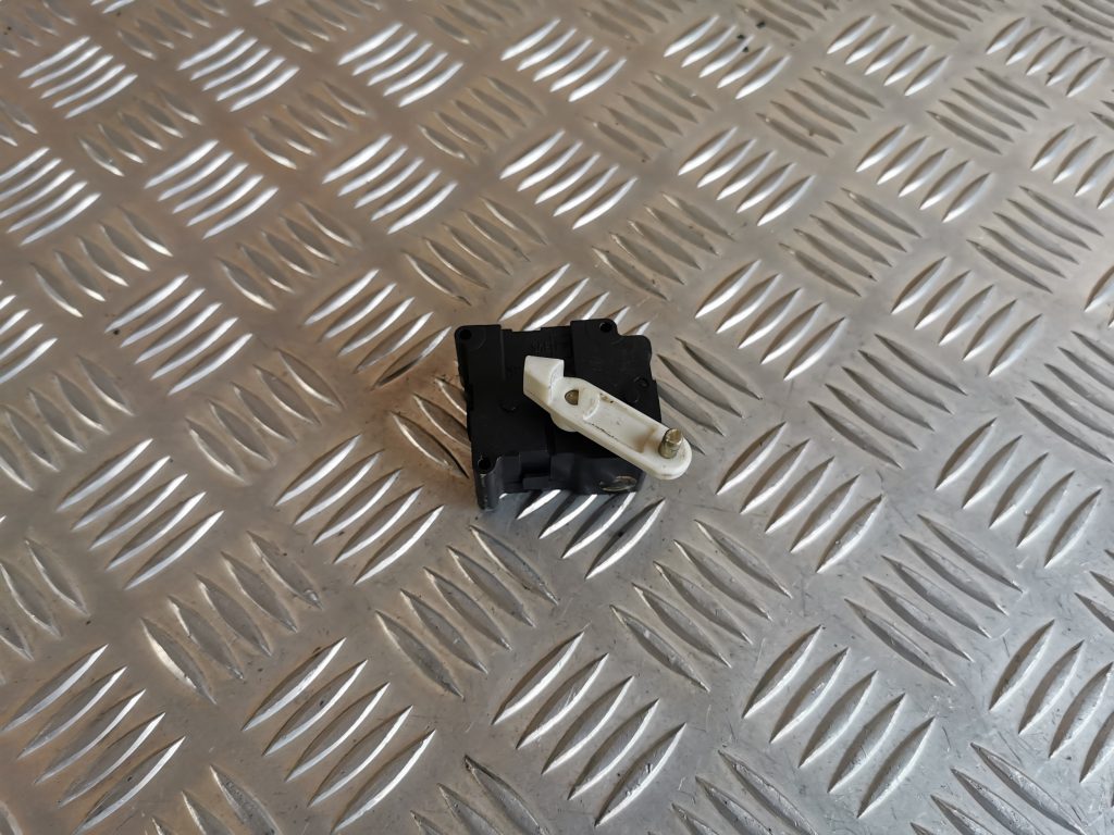 Apsildes sistēmas aktuators priekš VW PHAETON 2005 1 Apsildes sistēmas aktuators priekš VW PHAETON 2005