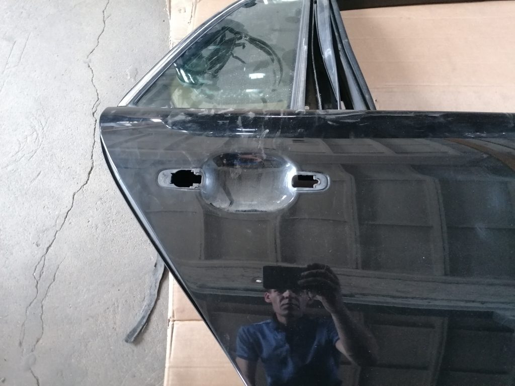 Aizmugurējās labās durvis priekš VW PHAETON 2005 2 Aizmugurējās labās durvis priekš VW PHAETON 2005