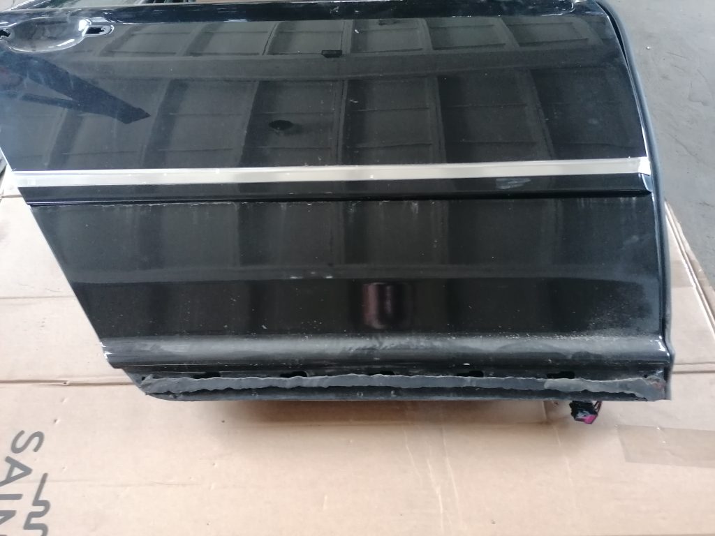 Aizmugurējās labās durvis priekš VW PHAETON 2005 3 Aizmugurējās labās durvis priekš VW PHAETON 2005