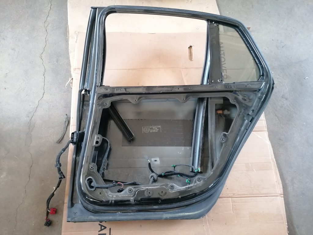 Aizmugurējās labās durvis priekš VW PHAETON 2005 4 Aizmugurējās labās durvis priekš VW PHAETON 2005