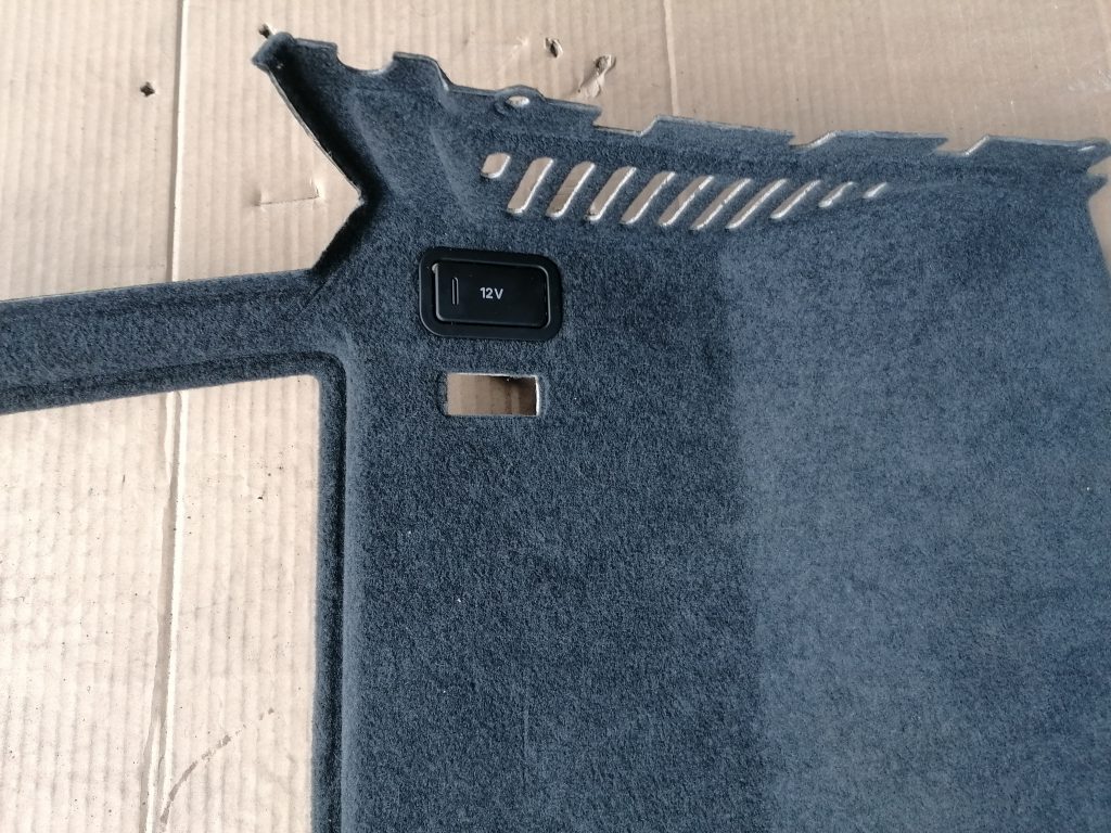 Bagāžnieka nodalījuma sānu apdare priekš VW PHAETON 2005 2 Bagāžnieka nodalījuma sānu apdare priekš VW PHAETON 2005