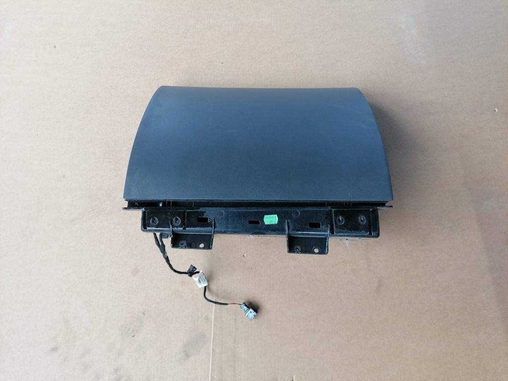 Mantu glabāšanas nodalījums pasažiera pusē priekš VW PHAETON 2005 1 Mantu glabāšanas nodalījums pasažiera pusē priekš VW PHAETON 2005