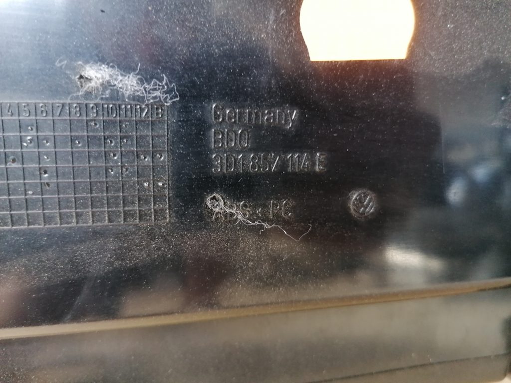 Mantu glabāšanas nodalījums pasažiera pusē priekš VW PHAETON 2005 3 Mantu glabāšanas nodalījums pasažiera pusē priekš VW PHAETON 2005