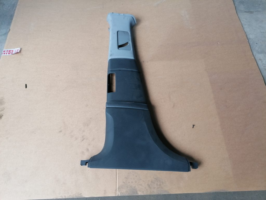 Vidējas salona statnes apdare priekš VW PHAETON 2005 1 Vidējas salona statnes apdare priekš VW PHAETON 2005