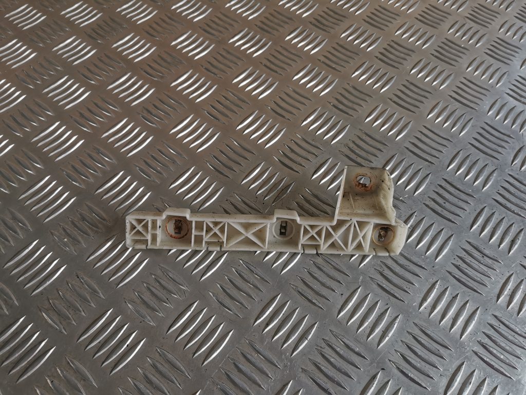 Priekšēja bufera kreisāis kronšteins priekš MITSUBISHI LANCER 2009 2 Priekšēja bufera kreisāis kronšteins priekš MITSUBISHI LANCER 2009