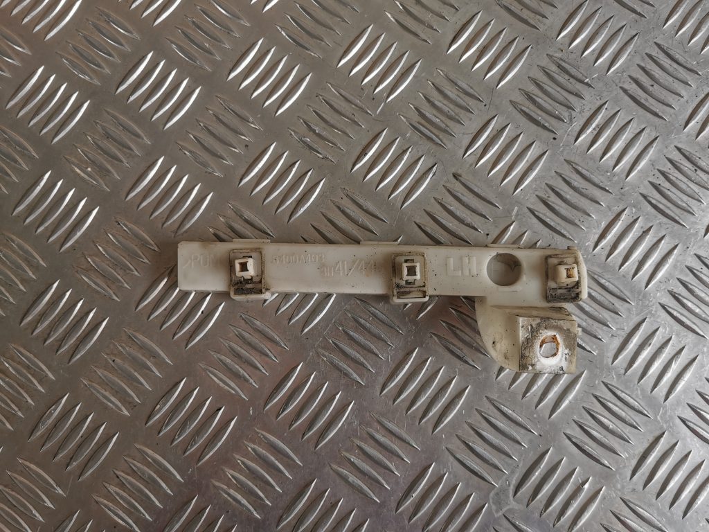 Priekšēja bufera kreisāis kronšteins priekš MITSUBISHI LANCER 2009 1 Priekšēja bufera kreisāis kronšteins priekš MITSUBISHI LANCER 2009