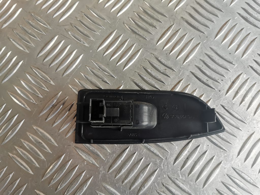 Stikla pacelšanas poga priekš VW PASSAT CC 2009 2 Stikla pacelšanas poga priekš VW PASSAT CC 2009