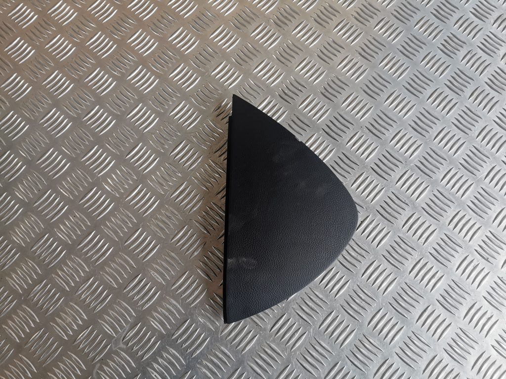 Mērinstrumentu paneļa sānu apdare priekš VW PASSAT CC 2009 1 Mērinstrumentu paneļa sānu apdare priekš VW PASSAT CC 2009