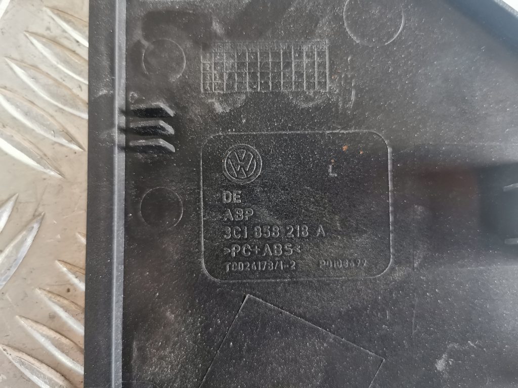 Mērinstrumentu paneļa sānu apdare priekš VW PASSAT CC 2009 3 Mērinstrumentu paneļa sānu apdare priekš VW PASSAT CC 2009