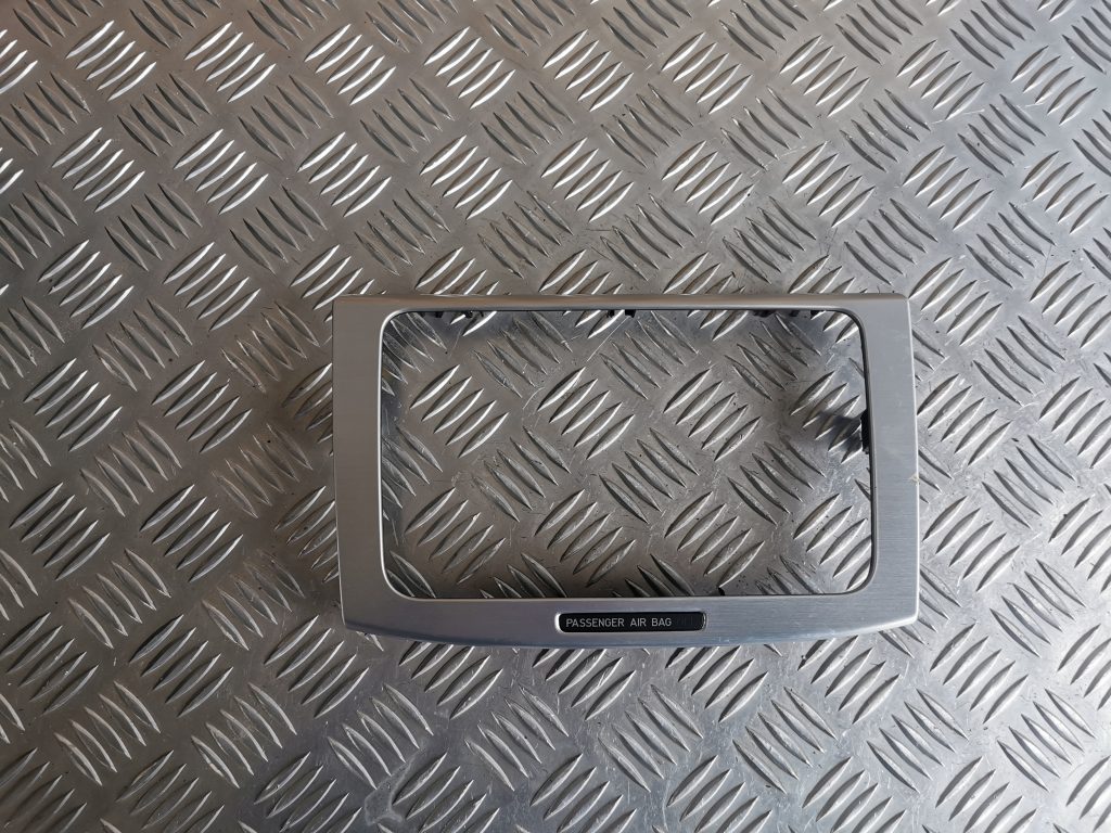 Mērinstrumentu paneļa dekoratīvais rāmis priekš VW PASSAT CC 2009 1 Mērinstrumentu paneļa dekoratīvais rāmis priekš VW PASSAT CC 2009